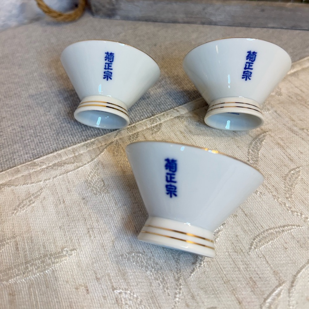 3 Vintage Kiku-Masamune Japanese Sake Cups - Blue Chrysanthemum & Gold‎ Trim - Picture 7 of 9